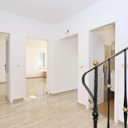 Beachfront House Victoria - Crowonder Luxury Rent *