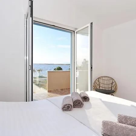 Beachfront House Victoria - Crowonder Luxury Rent Prázdninový dům