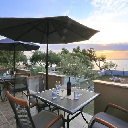 Beachfront House Victoria - Crowonder Luxury Rent *