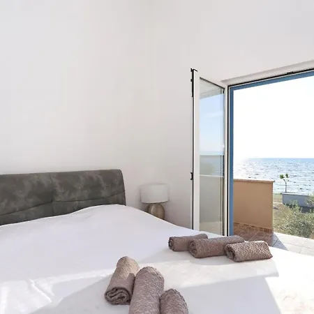 Beachfront House Victoria - Crowonder Luxury Rent *