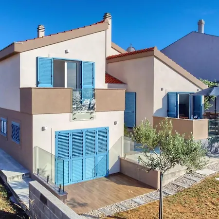 Beachfront House Victoria - Crowonder Luxury Rent