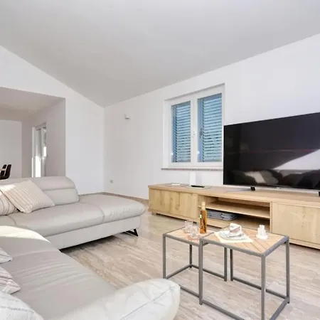 Beachfront House Victoria - Crowonder Luxury Rent