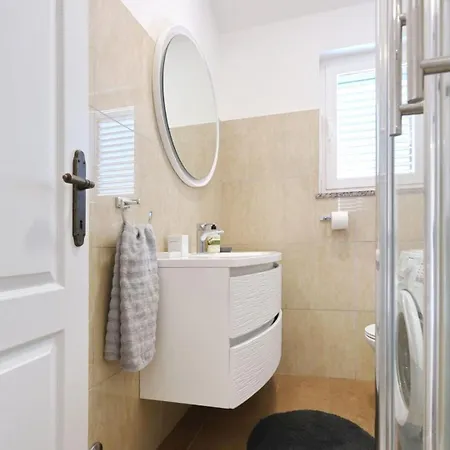 Beachfront House Victoria - Crowonder Luxury Rent
