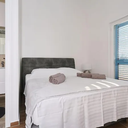 Beachfront House Victoria - Crowonder Luxury Rent Prázdninový dům *